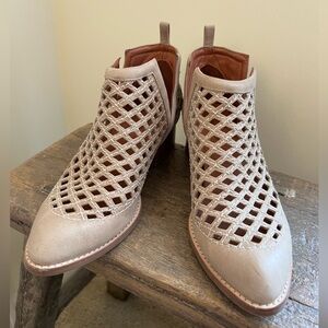 EUC Anthropologie Jeffery Campbell Taggart Open Weave Booties size 7.5 Natural